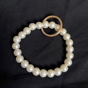 Beautiful pearl tone stretch keychain bracelet